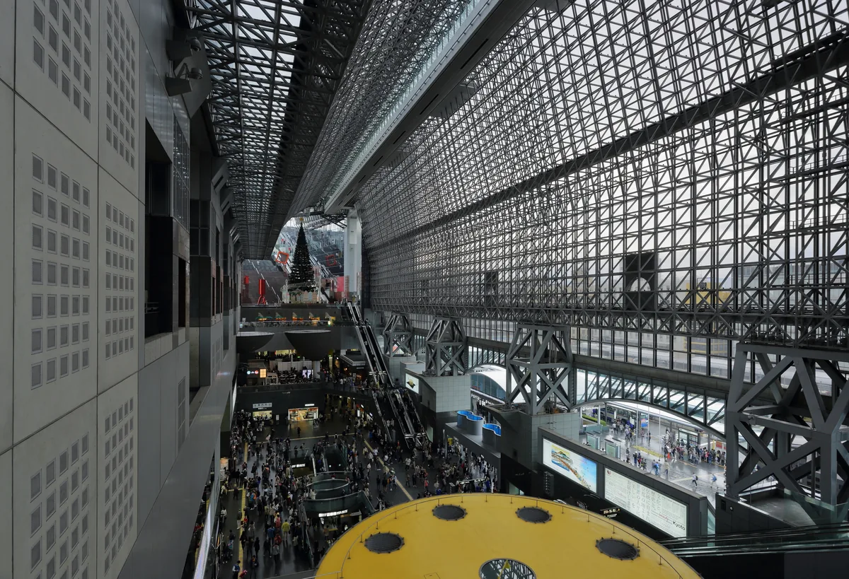 京都駅の吹き抜けと鉄骨・ガラスの大屋根